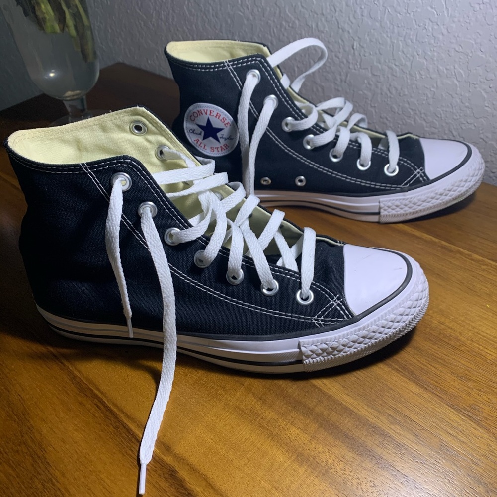 All Star Chuck Taylor. Size: Men’s 6, Women’s 8.